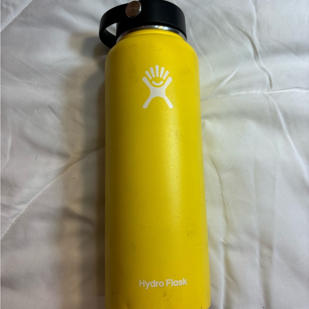 Hydro Flask Bright Yellow Bottle with Black Lid 32oz